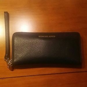 Michael kors travel wristlet wallet